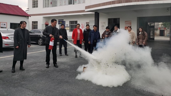 蒙城縣城關街道富園社區(qū)開展消防實戰(zhàn)應急演練活(圖1) 蒙城縣城關街道富園社區(qū)開展消防實戰(zhàn)應急演練活(圖1)